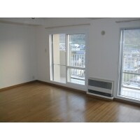 狭い空間を、開放感のあるリビングへ