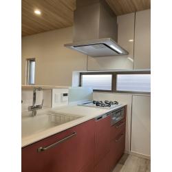 明るい雰囲気にしたかったので、内装材は白を基調に選びました。どの素材もサッと拭けば汚れがすぐに落ちるのでお掃除はとても楽になりました。大容量の食器洗浄機を選んだおかげで、キッチンの上をいつもスッキリさせておくことができ、また家事時間を短縮、奥様の自分時間を増やす強い味方となりました。