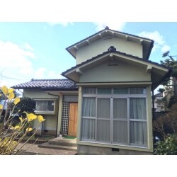 昭和を感じる瓦屋根の和風なお宅。明るいクリームイエローの外壁になり、シックな中にもモダンな外観となりました。
北側の日の当たらない壁は、コケやカビにお悩みでしたので、きれいに洗浄し見違えるようになりました。