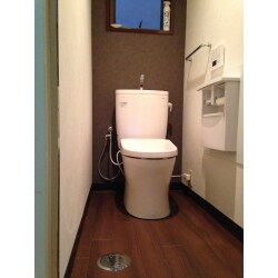 玄関脇にあるトイレは、今までは自宅用でしたが、今後は来客用に使うためにリフォームをされました。
シンプルでも内装によってとてもシックにまとまりました。
