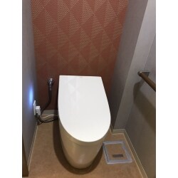 ウォシュレットの故障から、トイレのリフォームをご検討されました。手洗器が別に設置されていたので、タンクレスのトイレを選択。床や壁はきれいでしたが、アクセント貼りをご提案したところ、奥様がお気に召したクロスがアクセントになり、素敵な空間に変わりました。