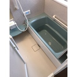 寒さ対策のためにシステムバスは必須アイテムだったため、洗濯機の置き場所に知恵を絞り、洗面台の対面に場所を確保。洗濯機設置面には給水工事が難しかったため、洗面台横に給水栓を設け、洗濯機使用時にホースをつける事で対応した。石油給湯器の使用で、光熱費も高かったため、この際システムバスと同じメーカーでエコキュートを採用してランニングコストを抑える事ができた。