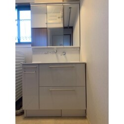 洗面化粧台の下の扉内で水漏れしていました。全く気が付かないまま使用されていたので、床が心配になっておられました。
せっかくだから、75ｃｍ幅の洗面化粧台を90ｃｍ幅に広げて、引出しタイプにすることで収納力がアップしました。体重計収納もあるので、邪魔になりがちな体重計もスッキリ収納することができました。