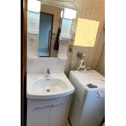 洗面化粧台の排水から水漏れし、お取替えをご希望でした。照明も壊れていたのでLED照明をお選びになりました。