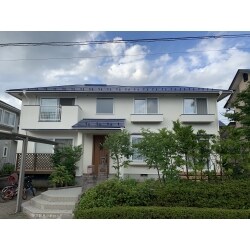 爽やかな屋根の色はお子様が決めました。青い空の下でもひと目で分かります。
北側の腐食がありましたが補修して塗装しているので、これからも長期間安心です。
