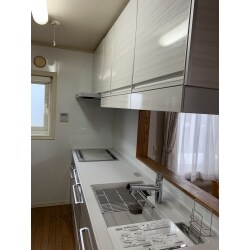 開き扉のキッチンから引出しタイプのキッチンへ、丈夫な扉材をご希望だったので、タカラのホーローキッチンをご提案。調味料などの収納もできるアイラックも取り出しやすい目線の高さにあるので、お勧めしました。吐水先端に浄水器を設置していたので、浄水器内蔵型の水栓もお選びいただきました。
