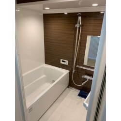 中古マンションをご購入後にリフォームしてご入居予定でした。浴室が狭いので少しでも広い浴室をご希望でした。浴室と洗面所の位置を入れ替えることで、梁をかわしながら一回りおおきな浴室を実現しました。
