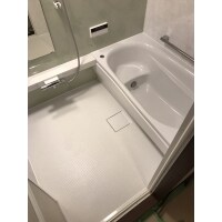 さわやかなグリーンがアクセントの浴室