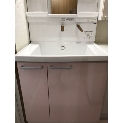 以前も薄いピンクの洗面化粧台をお使いでした。今回選ばれた洗面化粧台はボウルの部分がホワイトのみでしたので、扉をピンクをお選びになり明るい雰囲気はそのまま残しました。