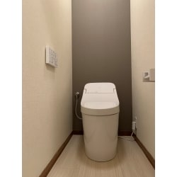 ローシルエットでコンパクトな節水型トイレ。壁紙のアクセント貼りによってさらにすっきり見えます。