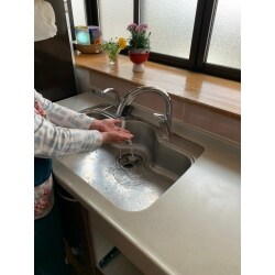 手を洗う際、水栓に触れずに自動で水やお湯が出ることで清潔に手洗いが出来ます。
もちろん、お料理中に手に食材等がついているときも大活躍です。