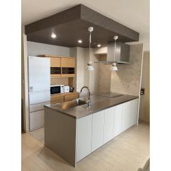 下がり天井と照明で空間にアクセントをプラス