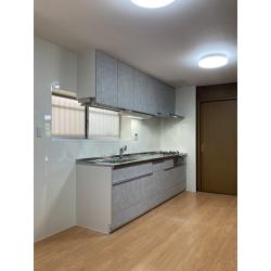 壁面はタイルからキッチンパネルへ変更しお掃除らくらく