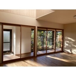 建具をガラス引戸にしてリビングに居ながらお庭を楽しめる開放的な空間にしました