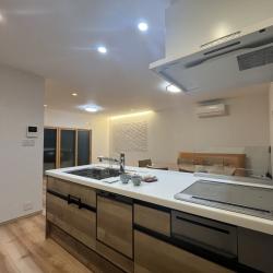 洋室とダイニングキッチンの2部屋を広々LDKに間取り変更しました。キッチンは壁付けから対面キッチンになり、１Fのフローリングとクロスの張替え等の内装工事、トイレ入替、内窓の設置、使用していなかった窓の封鎖、玄関ドア入替工事等をさせて頂きました。