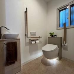 介護が必要になれたご家族様がリハビリ施設よりご退院されるにあたり、これからの暮らしが円滑に進むよう、ご自宅をリノベーションされました。間取り変更、バリアフリー化、断熱性能の向上、浴室・トイレ・洗面の設備入替、窓の入替や内窓設置、福祉車両のご利用も考慮された外構工事等をご依頼頂きました。