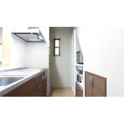 間取り変更を伴う、水まわりの総入れ替え工事をさせていただきました。キッチンは以前は壁面に向かって調理をしていましたが、設置場所を大きく変え、壁付けキッチンから対面式キッチンになりました。浴室はタイル貼りの在来工法からシステムバスへ入替、洗面台も新調して入替え、洗面室・浴室共にできる限り有効なスペースを確保できるよう間取り変更しました。