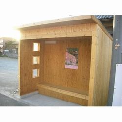 木のぬくもりを感じさせるバス停