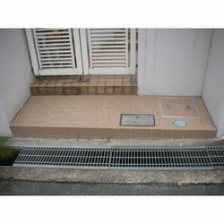 玄関タイル　貼替工事