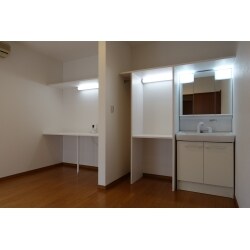 中古戸建て住宅をご購入され、その一室を整体の施術室にするリフォームと、洗面化粧台の新設、トイレ入れ替え、その他の部屋の内装工事を承りました。