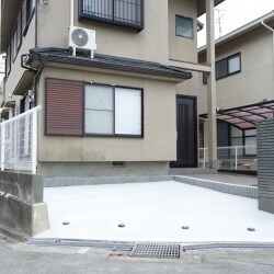 独立されたお子さまが帰省される際の駐車スペースを確保されたいとのご用命をいただきました。埋め込み式のポールを設置したことで、解放感を保ちながらも侵入を防止し、防犯効果も発揮してくれます。 