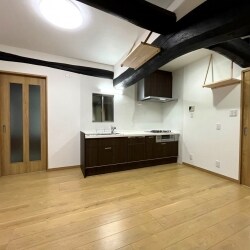 築30年以上のお住まいのリフォームです。ダイニングキッチンがタイル貼りの土間仕様で、湿気や水はけの悪さ、お部屋の寒さでお困りでした。また、トイレが母屋の外に設置されていました。
ダイニングキッチンと隣の居室を改修し、生活スタイルに合わせてキッチン、トイレ、洗面を設置しました。