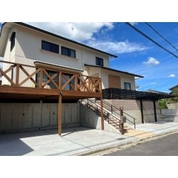 ウッドデッキが映えるゆとりある外構に仕上がりました。お家に居ながらにして、屋外で過ごすご家族との時間も充実したものになりそうです。