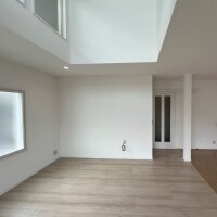 1階リビングに吹き抜けをつくり、明るく開放的な空間に