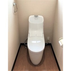今回のトイレリフォームではLIXILプレアス手洗い付きへ交換。
スッキリと清潔感のある空間に生まれ変わりました。