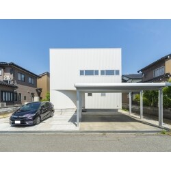 今回は外壁をガルバリウム鋼板にリフォーム。
新築当時のように綺麗な白の家が完成しました。
