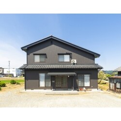 外壁の汚れが目立ち、剥離もしてきたため、窯業系のサイディングから金属系サイディング、いわゆるガルバリウム鋼板の外壁へリノベーションしました。