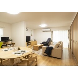 築40年の母屋と隣接する築20年の家をリノベーション。
外壁から部屋、玄関周り、外構、水回りの一部まで手を入れさせていただきました。

