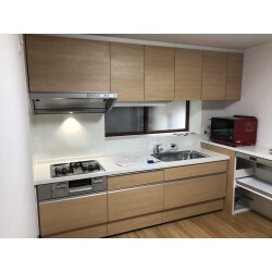 システムキッチン交換のリフォーム。
収納スペースが少なく困っていたキッチンを、収納たっぷりのシステムキッチンに交換し、広々したキッチンに生まれ変わりました。