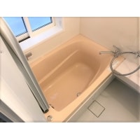 肩湯付きの浴槽でくつろぎの浴室