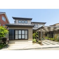 2トーンで明るい外観にリノベーション