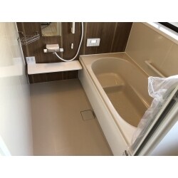 タイル張りの浴室をユニットバスへリフォーム。
長年使用したことによる傷みや不具合が改善され、暖かく使用しやすい浴室に生まれ変わりました。