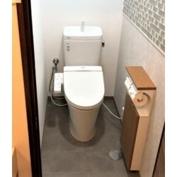 お家で店舗を営んでいるお家のトイレリフォーム。
手洗い付きのトイレ便器の交換と、内装リフォームを行いました。