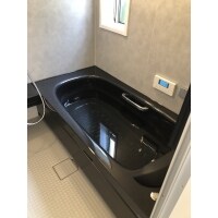 長風呂が楽しめる浴室とすっきりとした洗面台