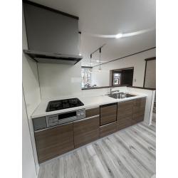 壁付けキッチンからI型対面キッチンにリフォームしていただきました。
対面キッチンで家族と会話をしながら料理をすることができます。
手元が隠れるタイプのカウンターをつければリビングからキッチンが丸見えになることもありません。
コンロの前に壁を作ることによって油跳ねも最低限のお掃除で済みます！