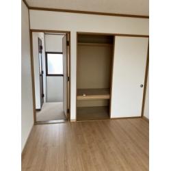 畳だった床をフローリングに変更しました。簡易的にベット設置対応へのリモデルです。