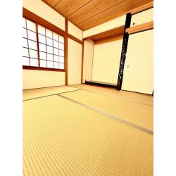 年末の工事でしたが、新年息子さんが帰ってくる際に活用できるよう工事させていただきました。
丁寧な仕事をしてくれて、新築同様になり、ゆくゆくはお母さまの部屋として使いたい、また客間として綺麗になったので、気持ちよくお客様を迎え入れる事ができるようになったと、喜んでいただけました。
壁紙も塗り替えか、クロス貼替かお悩みでしたが、思い切って洋室のようなクロスにして、部屋も明るくなった、畳も長持ちのする物を選んだので、この先安心して過ごせる。との感想をいただきました。