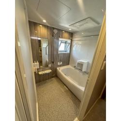 木目調の浴室とダウンライトでリラックス空間