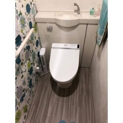 ウォシュレットの交換をさせていただきましたが、合わせて壁・床のクロスを張り替えるだけで、低予算で大きくイメージチェンジできるという、お手本のようなリフォームになりました。