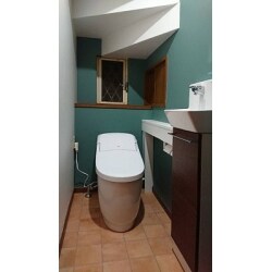 ホワイト・ターコイズブルー・ブラウンのコントラスト、テラコッタのクッションフロアが、地中海風の爽やかさを演出する素敵なトイレになりました。