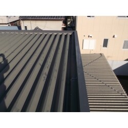 笠木(パラペットの)はでこぼこした屋根のふちの部分になります