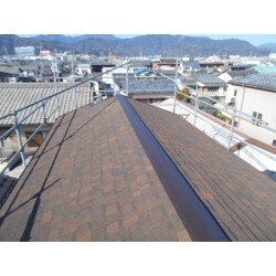瓦屋根から軽い屋根材（アスファルトシングル）に葺き替えました。
