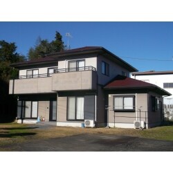 屋根の破損部の差替え修理と屋根を塗り替えました。