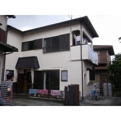 瓦屋根から軽い屋根に葺き替え、外壁も白く塗り替えました。
明るく、地震に強い家になりました。