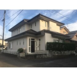 瓦から軽量瓦ROOGAへ屋根葺き替え工事を行いました。
外壁は塗装工事を行い、青空に映える外観となりました。