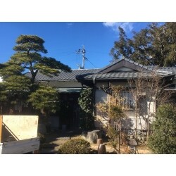 古い瓦から軽量瓦ROOGAに葺き替えました。
立派な棟飾りがある厳かな雰囲気の家屋で、職人の腕と経験が試されました！！